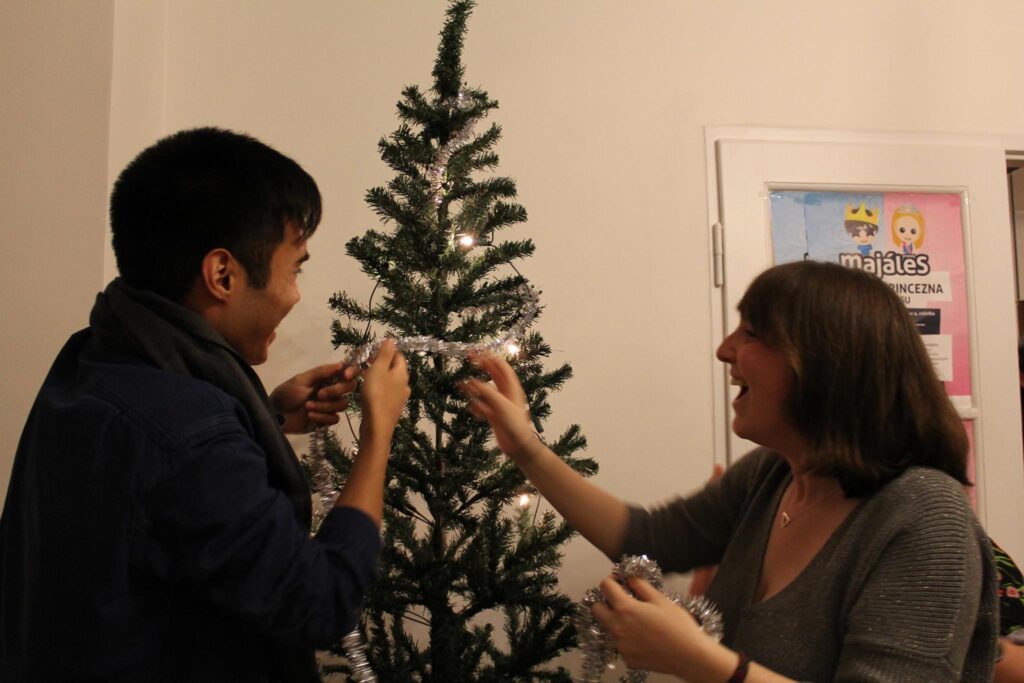 Brandon and Julia decorate the tree. Credit to Katie